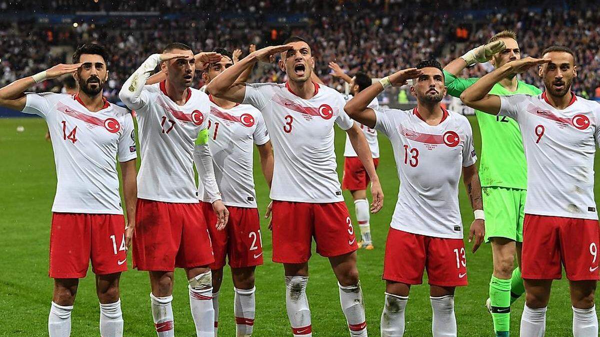 Spieler der türkischen Nationalmannschaft salutierten