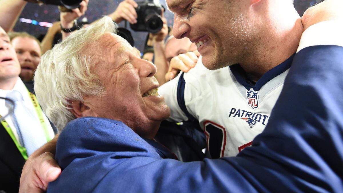 Gewannen sechsmal den Super Bowl: Robert Kraft und Tom Brady
