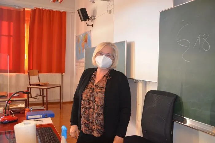 Große Freude, an der Schule zurück zu sein, empfindet auch Lehrerin Juliana Kemmer. „Freude und Bangen“, beschreibt sie die Gefühle, die ihr zugetragen werden. „Es gibt bei Schülern und Lehrern welche, die unbesorgter mit der Situation umgehen und andere, die große Ängste haben“, erzählt sie. Dennoch geht sie mit Zuversicht an die Situation heran. „Wenn man sich Ängsten stellt und es passiert nichts, kann man diese Ängste besser überwinden.“