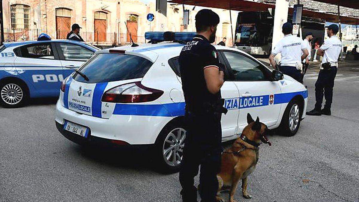 Die Polizei-Einheiten waren mit Unterstützung von Drogenspürhunden im Einsatz
