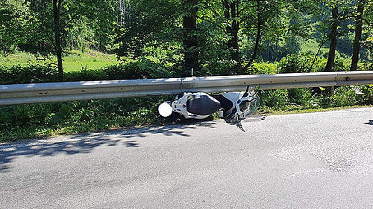 Das Motorrad blieb an der Leitschiene hängen, der Lenker stürzte in die Görtschitz