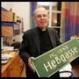 Pfarrer Wolfgang Pucher im Jahr 2005 mit dem Heßgasse-Schild