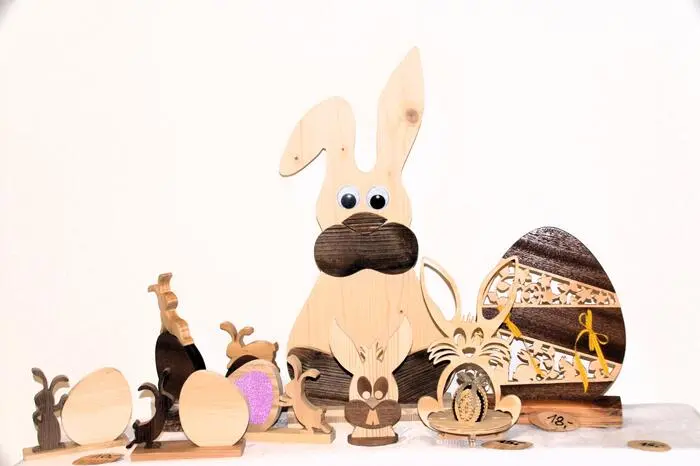 Sie boten Handwerkskunst mit Osterschmuck, Wachskerzen, Honigprodukte, Holzhasen, Häckel- und Töpferwaren, Keramik- und Modeschmuck, Körbe, Holzspielzeug und vieles mehr. 