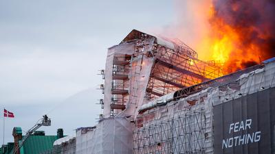 Starker Rauch und hohe Flammen über dem historischen Gebäude
