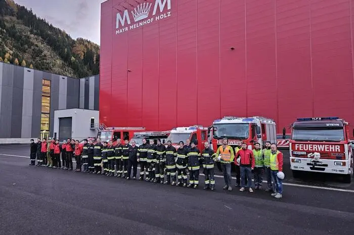 Bei der Nachbesprechung wurden Übungserkenntnisse geteilt, mögliche Vorgehensweisen diskutiert und verbesserte Rettungsstrategien entwickelt.