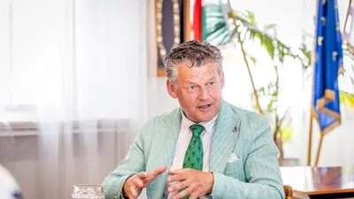 Christian Scheider (FSP) mit einem „Cornicello“ am Revers