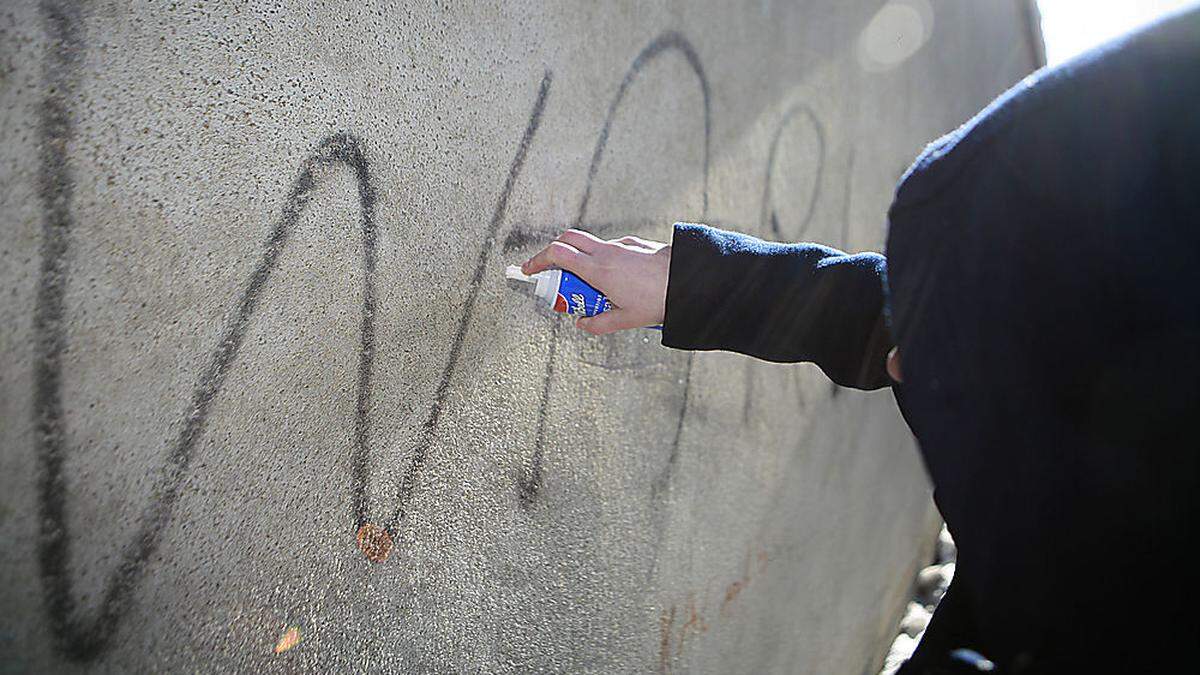 Seit einem Monat beschädigen Sprayer in Spittal Mauern und Fassaden