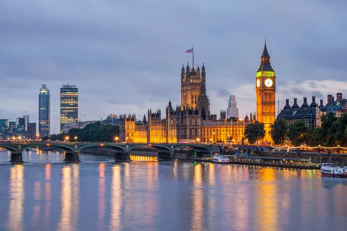 London gilt neben New York als weltweit wichtigste Finanzmetropole. Banken, Börse, Versicherungen - ohne die City wäre Großbritannien ein deutlich ärmeres Land. Laut Eigenschätzung der City arbeiten etwa 358.000 Menschen im Finanzsektor in Greater London. Von Bedeutung sind zudem das Immobilienwesen und der IT-Sektor. Wohlstand Großbritannien ohne London: Minus elf Prozent.