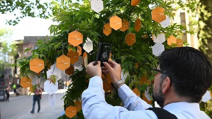 Vor der Arena von Manchester, dem Anschlagsort, wurde ein Baum der Hoffnung gepflanzt. Menschen behängen ihn mit Wünschen und Erinnerungen.