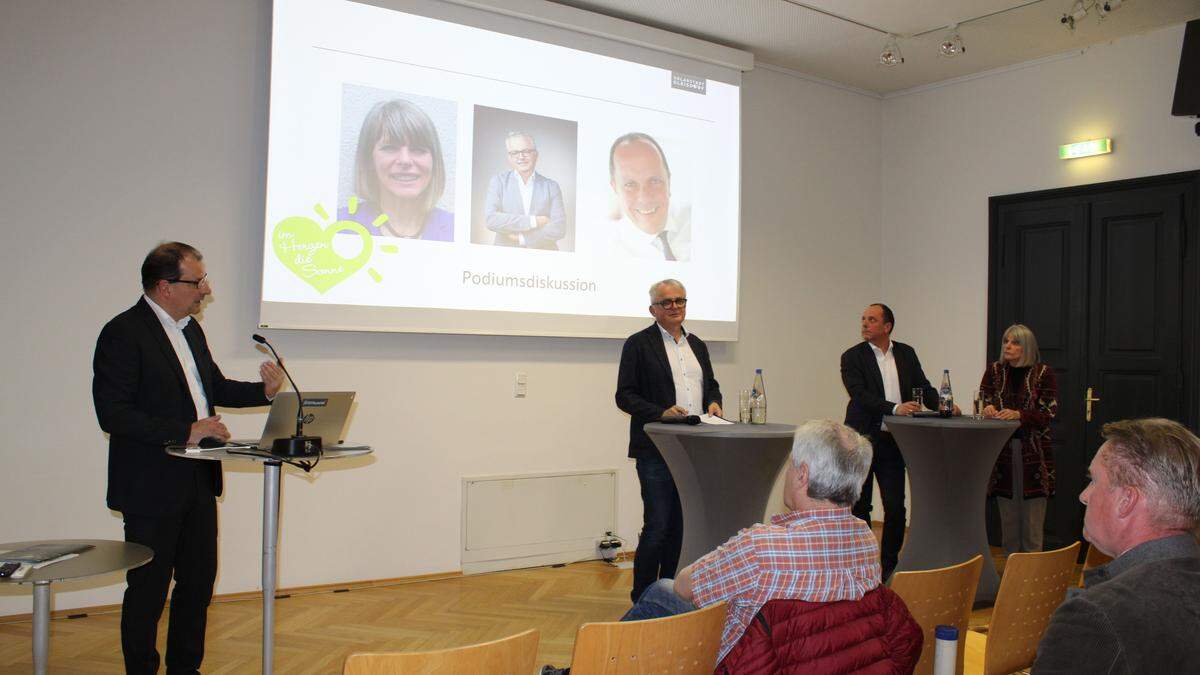 Referent für Stadtentwicklung Wolfgang Weber, Raumplaner Günter Reissner, Bürgermeister Christoph Stark und Universitätsprofessorin Gerlind Weber stellten sich den Fragen des Publikums