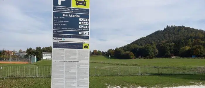 Ein Parkplatz mit einem Schild