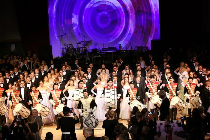 Den gelungenen Auftakt bildete die Eröffnungspolonaise (Choreographie: Andy &amp; Kelly Kainz), an der 62 (!) Tanzpaare mitwirkten.