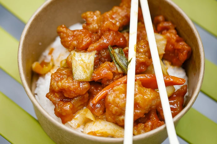 Bei den Pots ist die Basis Reis, darauf kommen Speisen wie Bulgogi und Kimchi oder Chicken Masala. Alle Speisen sind glutamatfrei und werden laufend frisch vor Ort gekocht.
