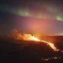 In Grindavik auf Island gibt sich die Natur gerade spektakulär: Über einem aktiven Vulkan bilden sich am Himmel riesige Nordlichter