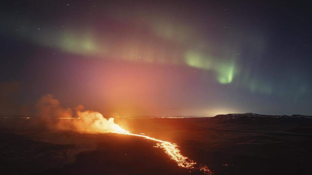In Grindavik auf Island gibt sich die Natur gerade spektakulär: Über einem aktiven Vulkan bilden sich am Himmel riesige Nordlichter