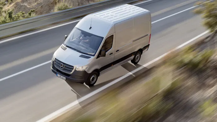 Die dritte Generation des Mercedes Sprinter tritt seinen Dienst im Segment der großen Transporter an. Und wie: Mehr als 1700 verschiedene Varianten lassen sich über die Aufbauarten, Antriebskonzepte, Kabinengestaltung, Aufbaulängen, Tonnagen und Laderaumhöhen beim Sprinter generieren.