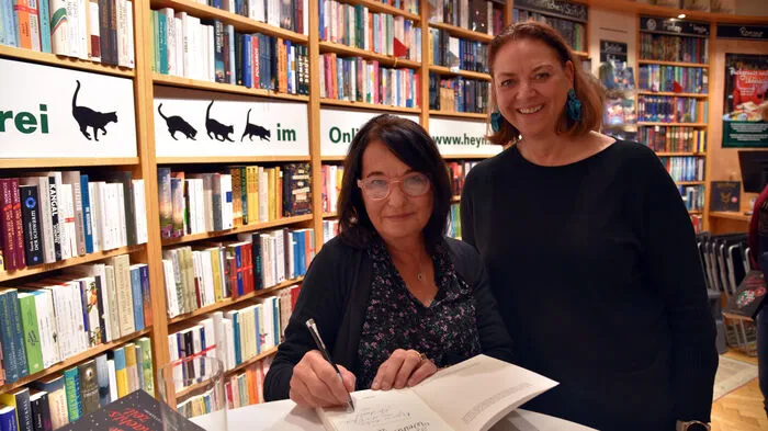 Diesmal legt die Klagenfurter Krimi-Autorin Andrea Nagele einen Weihnachtskrimi auf. Am Dienstagabend präsentierte sie ihr neuestes Buch "Bittersüße Weihnachtszeit" in der Klagenfurter Buchhandlung Heyn. Mittlerweile sind Andrea Nagele und Moderator Thomas Cik ein eingespieltes Team. Dementsprechend locker war auch die Lesung, in der mehr tiefgründig geplaudert wurde, als vorgelesen. Da ging es unter anderem um "Frauen in der Opferrolle". Trotz ernsten Inhaltes konnte das zahlreich erschienene Publikum mit der Autorin und dem Moderator gemeinsam immer wieder auch herzhaft auflachen. Dazu zählten Jurist Christian Puswald und Heimo Wallenko von der Landes-Sanitätsdirektion. "Ich kann allen nur raten, vor Seite 100 eine Lese-Pause einzulegen, denn danach kommt man von dem Krimi nicht mehr weg", sagte Cik. Keine Sorge, diese Info hat niemandem den Ausgang des Krimis vorab verraten. Der ist nämlich weit mehr als 200 Seiten stark und bei Heyn um 14.40 Euro erhältlich. Der Krimi ist in Dresden und Prag angesiedelt. Einer alleinerziehenden Mutter kommt bei einem Spaziergang im Schneegestöber plötzlich das kleine Kind abhanden. Die verzweifelte Suche beginnt. . .