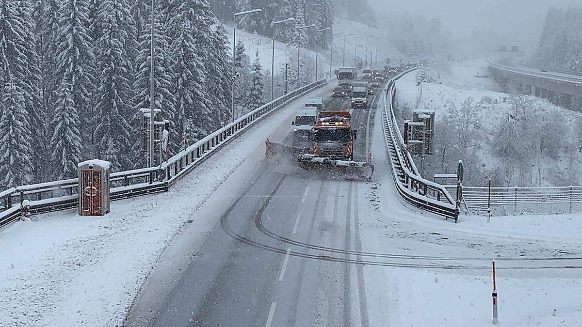 Die Räumfahrzeuge der Autobahnmeisterei Unterwald stehen bereit, falls es am Mittwoch wie prognostiziert schneit