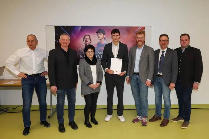Neben den ÖBB Lehrlingen traten auch 17 Lehrlinge aus den Partnerfirmen VOEST-Alpine Zeltweg, AL-KO Produktion Austria GmbH, KLH Massivholz GmbH und der KBG Kunststoff-Bearbeitungsgesellschaft zur Lehrabschlussprüfung in den Räumlichkeiten der ÖBB Lehrwerkstätte an. 
