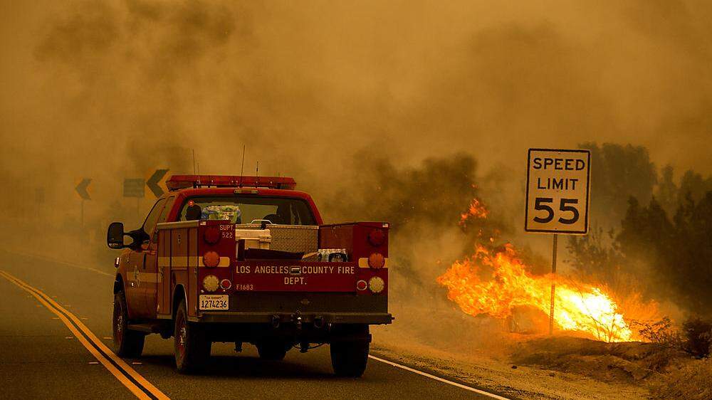 Binnen eines Tages wuchs der Brand beim sogenannten Angeles National Forest von knapp 295 auf rund 379 Quadratkilometer an