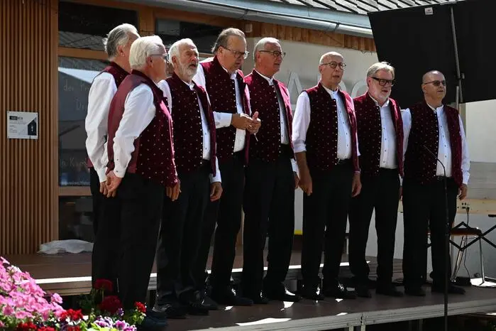 Für musikalische Highlights sorgten neben dem A-cappella-Chor auch sechs Gastchöre, die mit ihren Darbietungen für eine abwechslungsreiche und stimmungsvolle Atmosphäre sorgten.