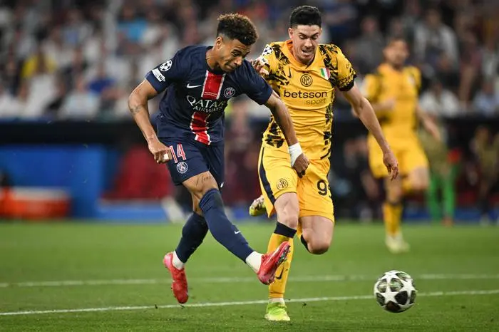 Paris Saint-Germain's French midfielder #14 Desire Doue (L) shoots to score PSG's third goal during the UEFA Champions League final football match between Paris Saint-Germain (PSG) and Inter Milan in Munich, southern Germany, on May 31, 2025. (Photo by INA FASSBENDER / AFP)