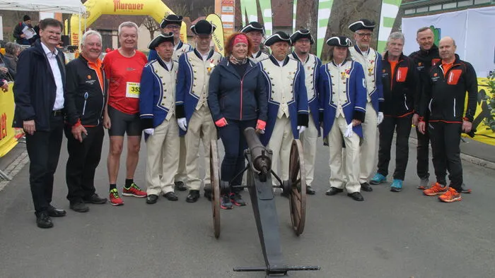 Heri Macht (2.v.r.) gemeinsam mit der Stadtwache und Ehrengästen. Besondere Aufmerksamkeit zog Sportlandesrat Anton Lang (3.v.l.) auf sich, weil auch er es sich nicht nehmen ließ, mit der Nummer 353 an den Start zu gehen.