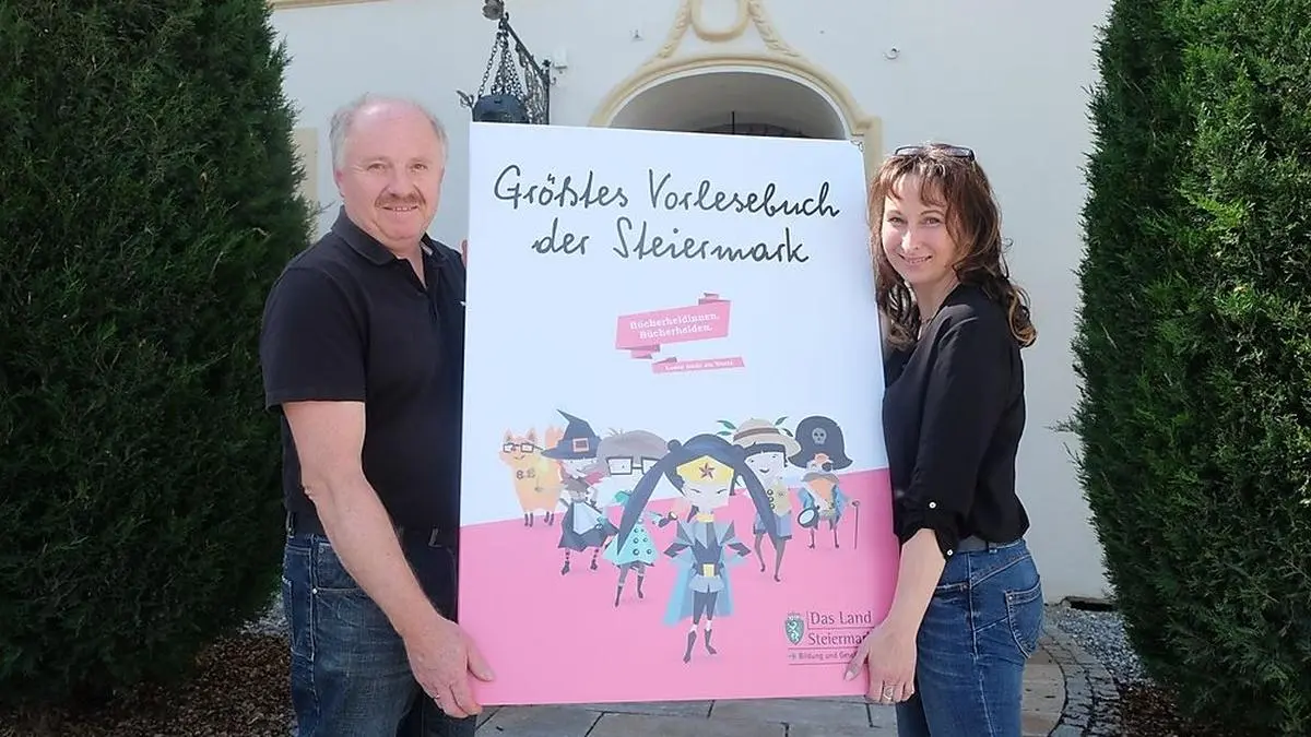 Johann und Alexandra Kober mit dem Riesen-Vorlesebuch