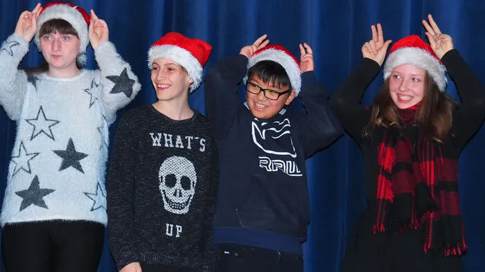 Rudolf the Reindeer war nur eine von vielen bunten Darbietungen der EUlen-Klassen des Klagenfurter Europagymnasiums. Natürlich verlief die Christmas-Show am Donnerstagabend im Festsaal der Schule auf Englisch. Die EUla-Schüler werden bis zur Matura in englischer Sprache unterrrichtet.