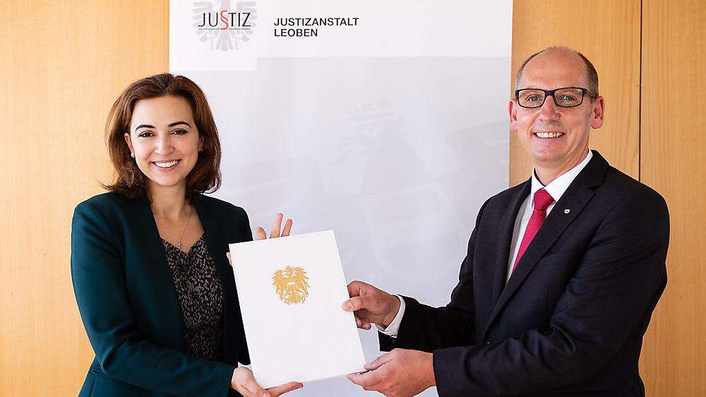 Justizministerin Alma Zadic überreichte in Leoben das Ernennungsdekret an Hubert Peßl, seit 1. Juni Leiter der Justizanstalt Leoben