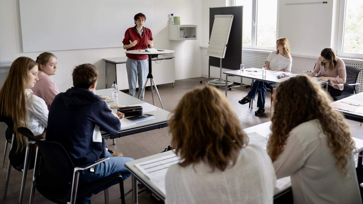 Debatte zum Thema „Soll ein Teil der Sitze in Parlamenten per Los an Jugendliche vergeben werden?“