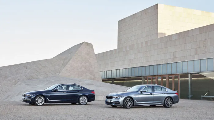 Der deutsche Autobauer BMW hat nun erstmals Bilder der mit Spannung erwarteten neuen 5er Limousine veröffentlicht. Der Marktstart in Österreich ist für den 11. Februar 2017 vorgesehen. Die Business-Limousine wird – neben dem Stammwerk in Dingolfing – auch bei Magna in Graz vom Band rollen.