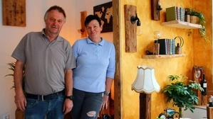 Erwin Künstner und Gattin Barbara sind mit ihren „Designer-Altholzprodukten“ umgezogen