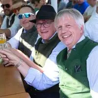 Rudi Grill (rechts) hatte beim Kirtag am Montag wieder gut lachen