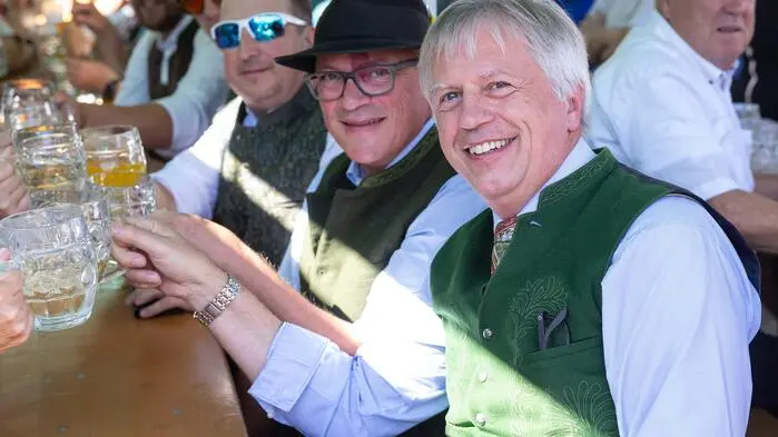 Rudi Grill (rechts) hatte beim Kirtag am Montag wieder gut lachen