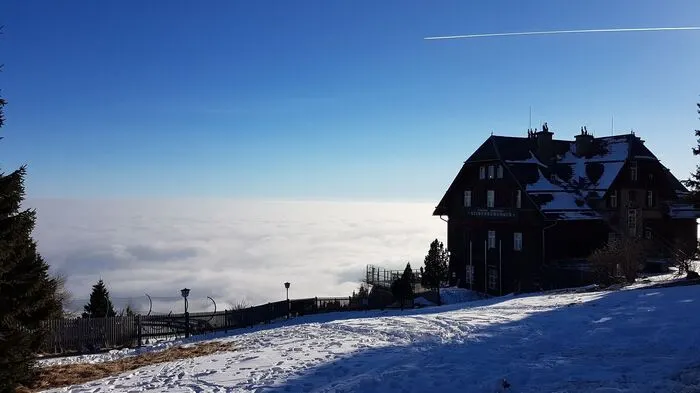 Blick aufs Nebelmeer vom Grazer Hausberg aus. Robert Köberl (Facebook/Schöcklblickkamera) ist am Mittwoch der Grazer Nebelsuppe entflohen und knipste diese Bilder vom Schöckl...