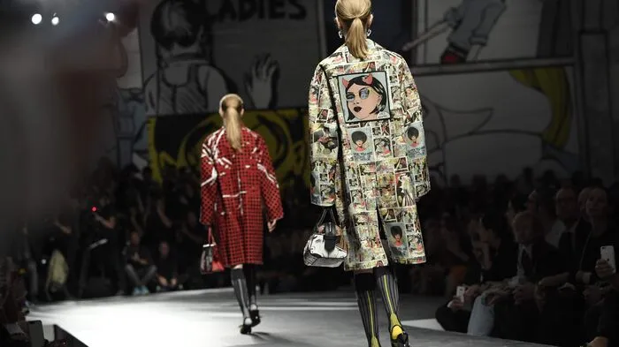 Mäntel und Comicprints bei Prada