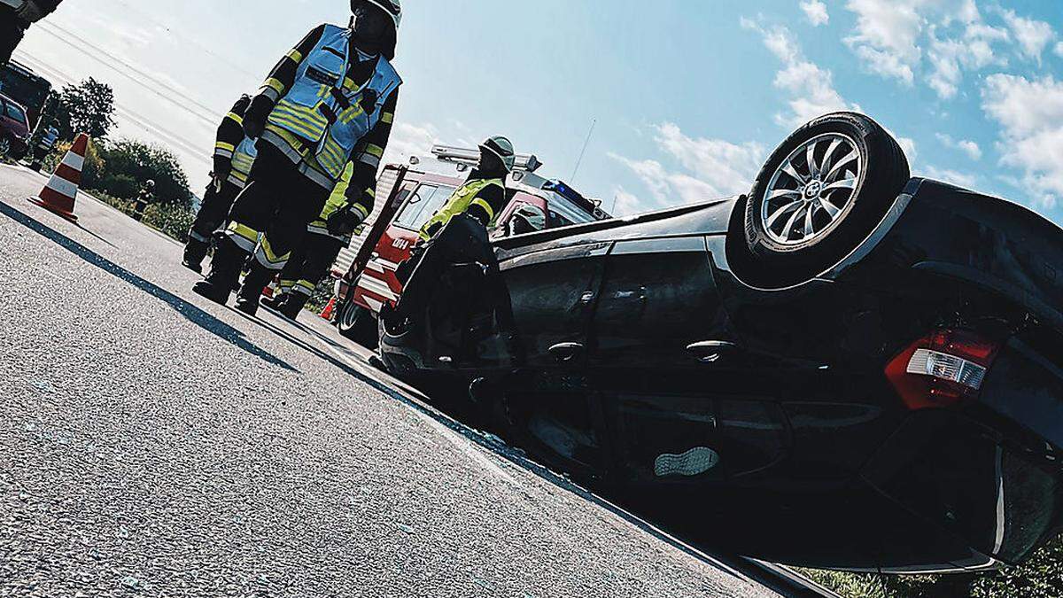 Auf der B73 in Liebensdorf landete ein Fahrzeug auf dem Dach