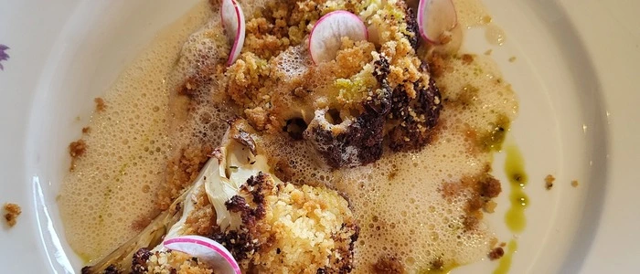 Karfiol mit Butterbröseln, Karfiolcreme und Nussbutter-Espuma