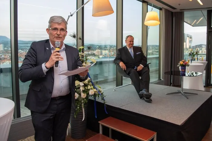 ... Michael Sabath ehrte ihn für 25 Jahre als souveräner (Motor-)Sportreporter bei der Kleinen Zeitung Klagenfurt.