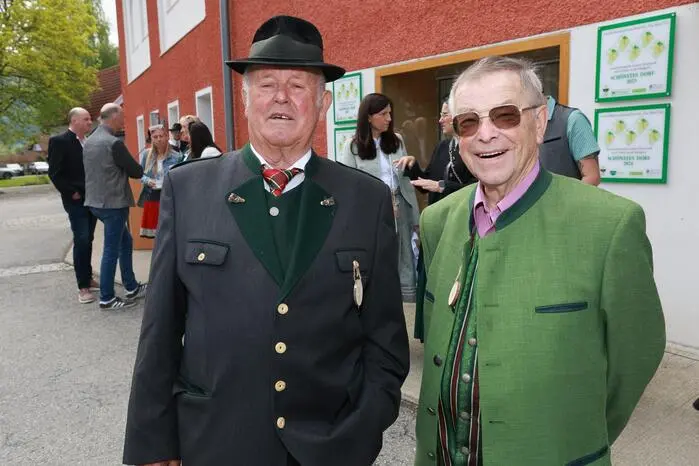 Höhepunkt war die Pferdesegnung, bei der der 89-jährige Josef Beer gemeinsam mit der 7-jährigen Luisa Grillitsch durch die Menge ritt – ein berührendes Symbol für den Generationenzusammenhalt.