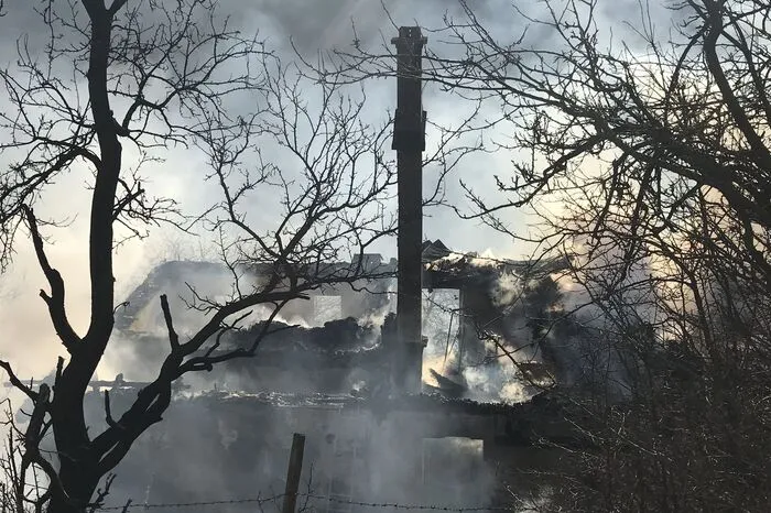 105 Feuerwehrleute von sieben Feuerwehren waren im Einsatz, ebenso die rund zehn Rot-Kreuz-Sanitäter sowie das Landeskriminalamt und das Kriseninterventionsteam.