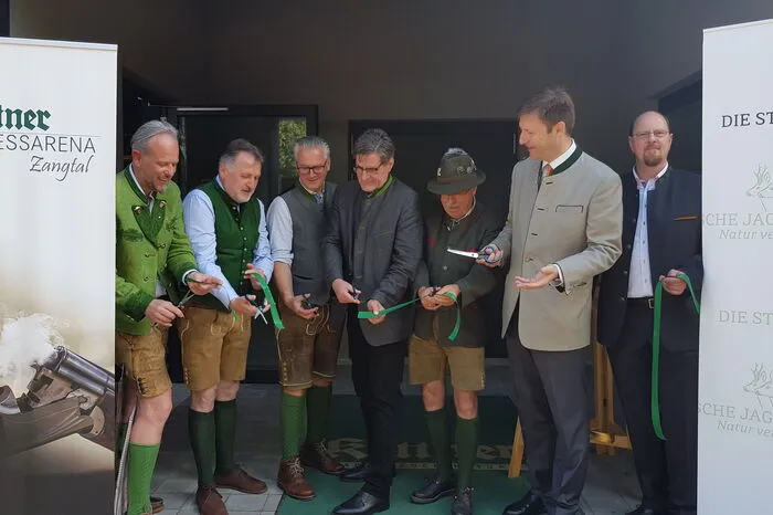 Werner Bürkl, Geschäftsführer der Eduard Kettner GmbH, Landesjägermeister Franz Mayr-Melnhof-Saurau, sein Stellvertreter Burkhard Thierrichter, Bezirkshauptmann Hannes Peißl, Schießarena-Geschäftsführer Hermann Zotter, Bezirksjägermeister Johann Hansbauer und Planer Willibald Jürgen Acham (von rechts) schnitten das obligatorische Band durch.