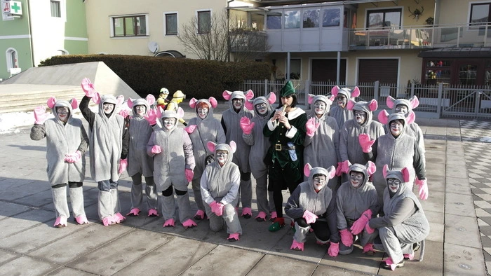 Unter den vielen Faschingsnarren beim Trofaiacher Faschingsumzug fanden sich diesmal auch zahlreiche Ratten und Mäuse, die sich um den Rattenfänger scharten. 