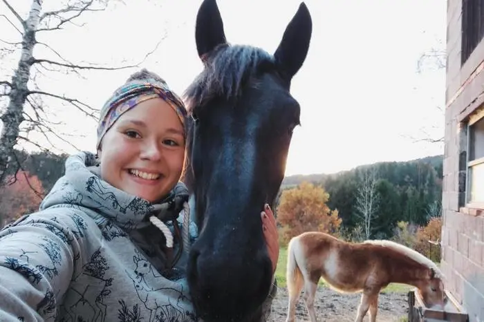 Nina Hinteregger (19), Studentin an der Pädagogischen Hochschule Kärnten aus Pisweg: „Wenn ich mich mit meiner Freundin Andrea treffe, dann zu Hause, mit Abstand, ohne Umarmungen oder Begrüßungsküsschen. Wir treffen uns aber auch sehr viel im Freien zum Beispiel bei meinen Pferden oder am Bauernhof meiner Freundin. Uns ist der Kontakt einfach sehr wichtig, das miteinander Ratschen. Es ist wichtig, an den bestehenden Freunden festzuhalten, denn neue Freundschaften schließen ist zurzeit nicht möglich, weil man ja niemanden trifft ohne Feste und so. Ansonsten halten wir übers Handy ständigen Kontakt. Über Snapchat oder Instagram, dabei versende ich Sprachbotschaften mit Video, wir senden uns gegenseitig Videos von unseren Haustieren, Fotos und vieles mehr. Mit dem Verschicken von witzigen Beiträgen bringen wir uns gegenseitig zum Lachen.“ 
