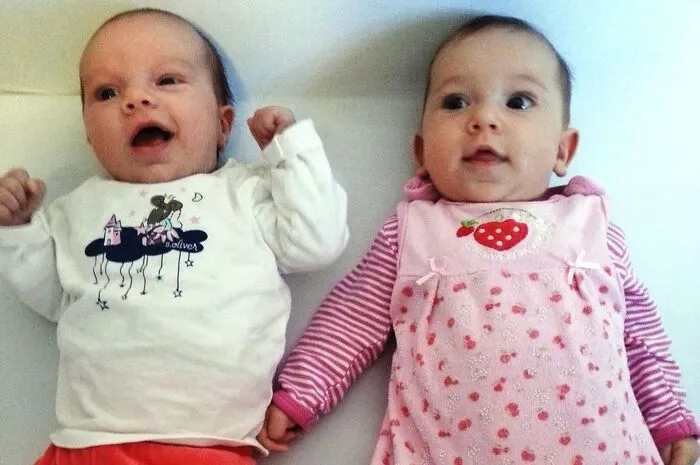 Zwei Mädchen innerhalb kurzer Zeit für Familie Weidacher aus Stockheim bei Gutenberg: Sophia (rechts) ist die entzückende Tochter von Doris Weidacher und Jürgen Hubert. Sie kam am 14. Mai zur Welt, war 3746 Gramm schwer und 54 Zentimeter groß. Am 1. Juli erblickte Klara das Licht der Welt. Sie brachte bei einer Größe von 54 Zentimetern 3480 Gramm auf die Waage und macht Eva Wahlstadt und Roman Weidacher zu stolzen Eltern.