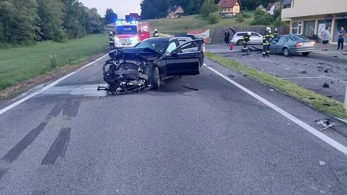 Die Unfallfahrzeuge wurden schwer beschädigt