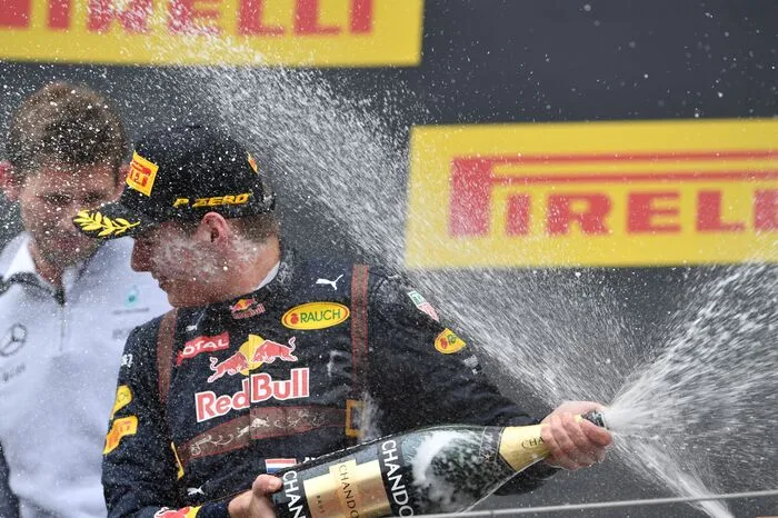 Nachdem Rosberg in der letzten Runde die Bremsen versagten, hätte er sich und Kollege Hamilton fast von der Strecke geboxt. Rosberg fiel zurück und Max Verstappen (Bild) erbte den vierten Platz.