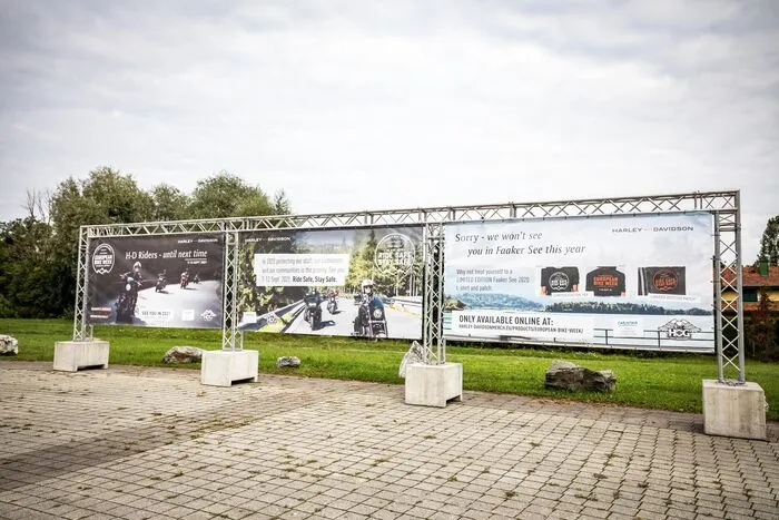 Ein Plakat der Firma Harley Davidson bittet die Besucher um Verständnis. Das Event wurde coronabedingt abgesagt.