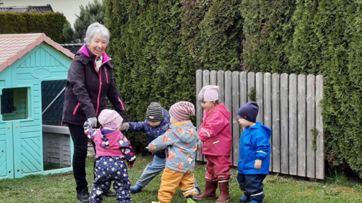 Helga Maier aus Himmelberg hilft in ihrer Freizeit im Kindergarten aus